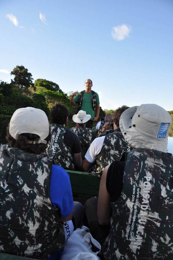 Guia nos dá explicações durante passeio de canoa motorizada pela Reserva do Mamirauá, na região de Tefé, no Amazonas